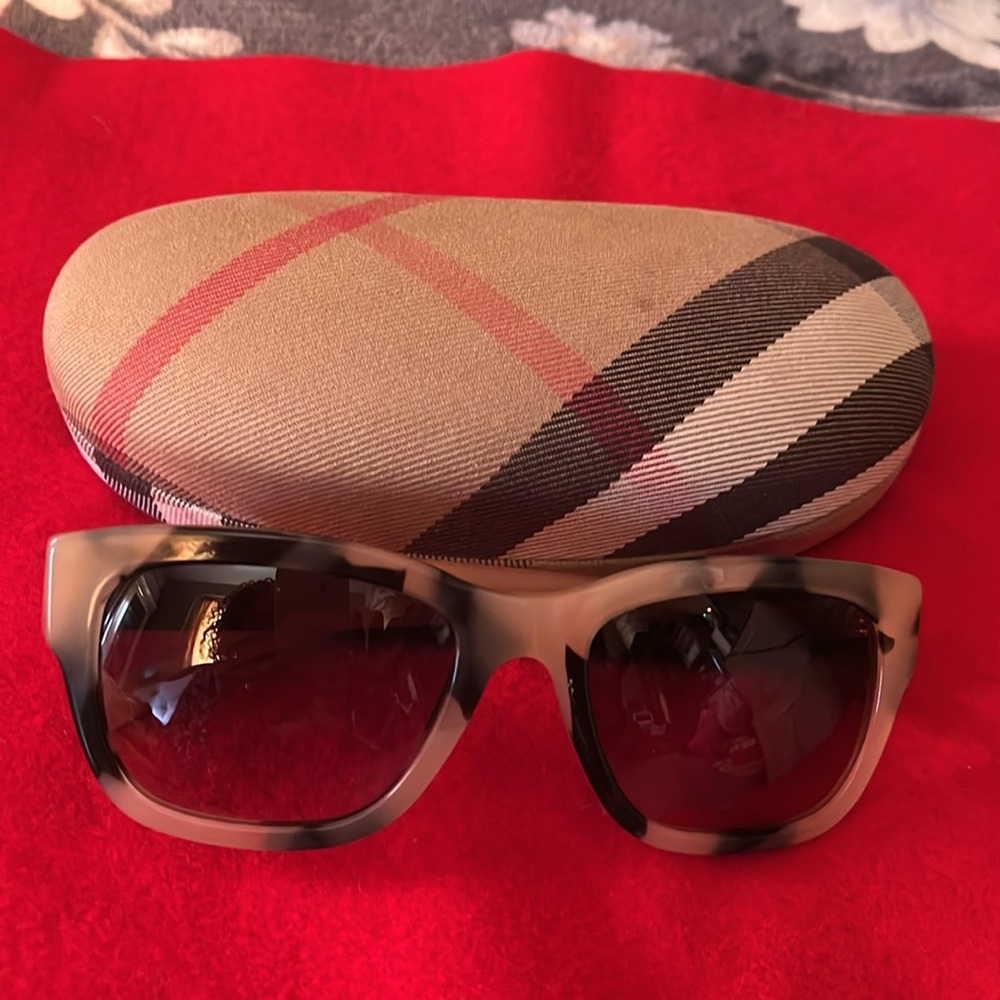 Burberry sunglasses - Picture 2 of 7